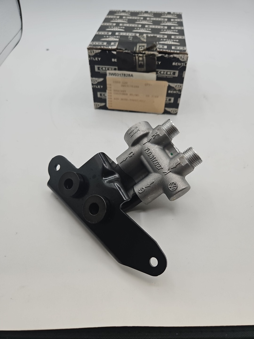 Bentley Flying Spur Right Transmission Oil Cooler Temp Valve  3w0317828a