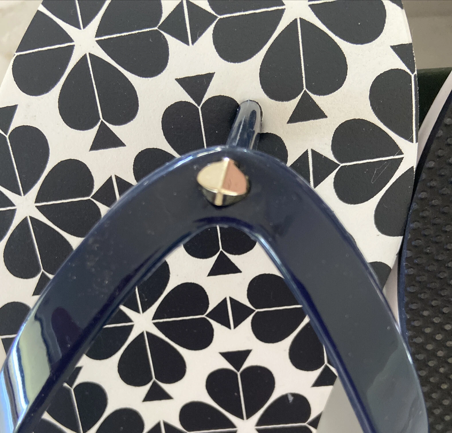 Sandali infradito Kate Spade NY 6 blu navy argento charm tanga leggeri