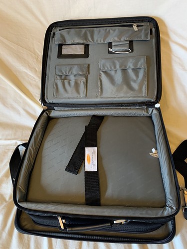 Toshiba black strong and durable laptop bag L-15.5 " W- 7"-H-13" - Photo 5/10