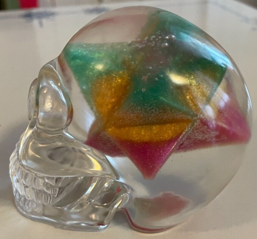 Figura de colección de calavera acrílica transparente con estrella multicolor interior 3,5" x 4,25" - Imagen 3 de 7