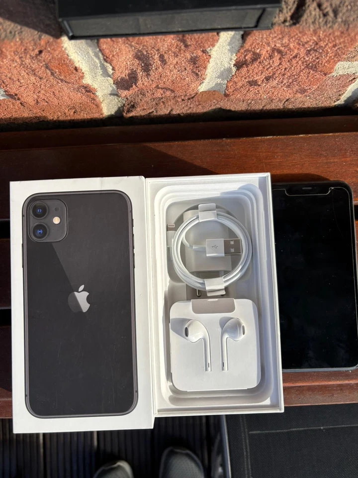 Apple iPhone 11 Schwarz Gebraucht in OVP sehr guter Zustand - Bild 2 von 3