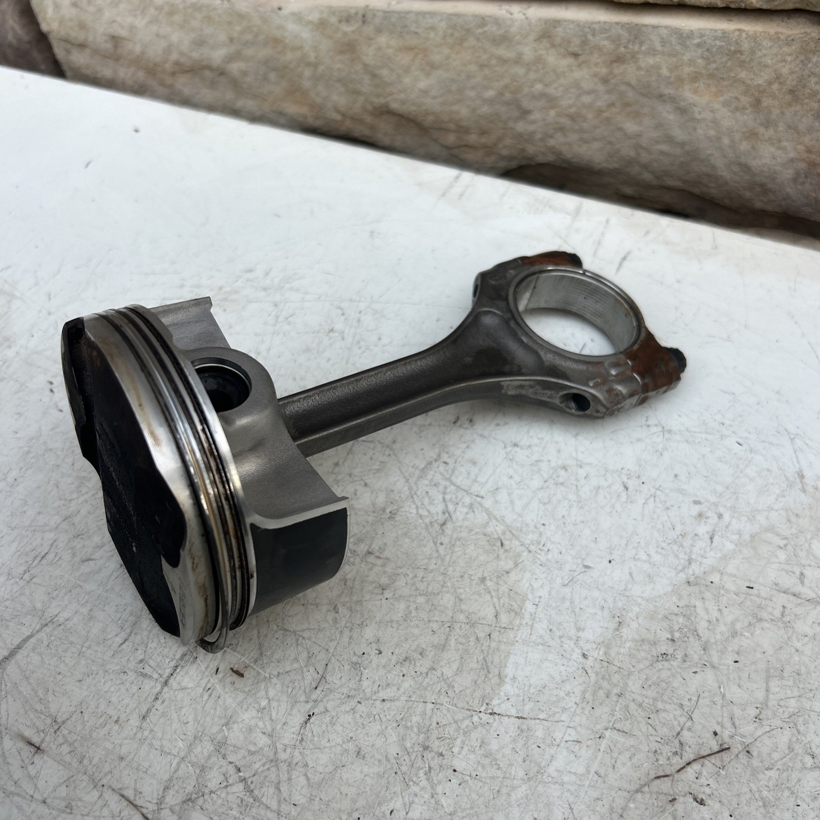 LAMBORGHINI AVENTADOR PISTON HEAD COMPLETE WITH CONNECTING ROD 07M107075J 