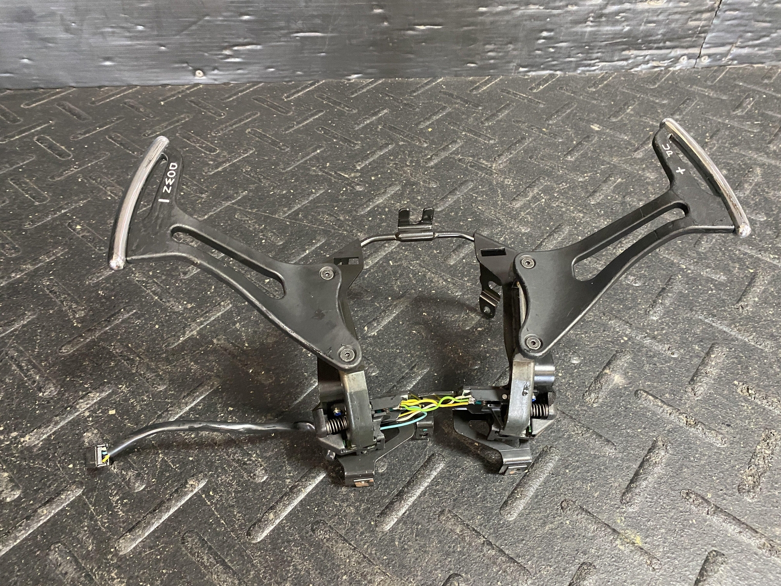 08-12 MASERATI GRANTURISMO STEERING WHEEL PADDLE SHIFTERS 000235836