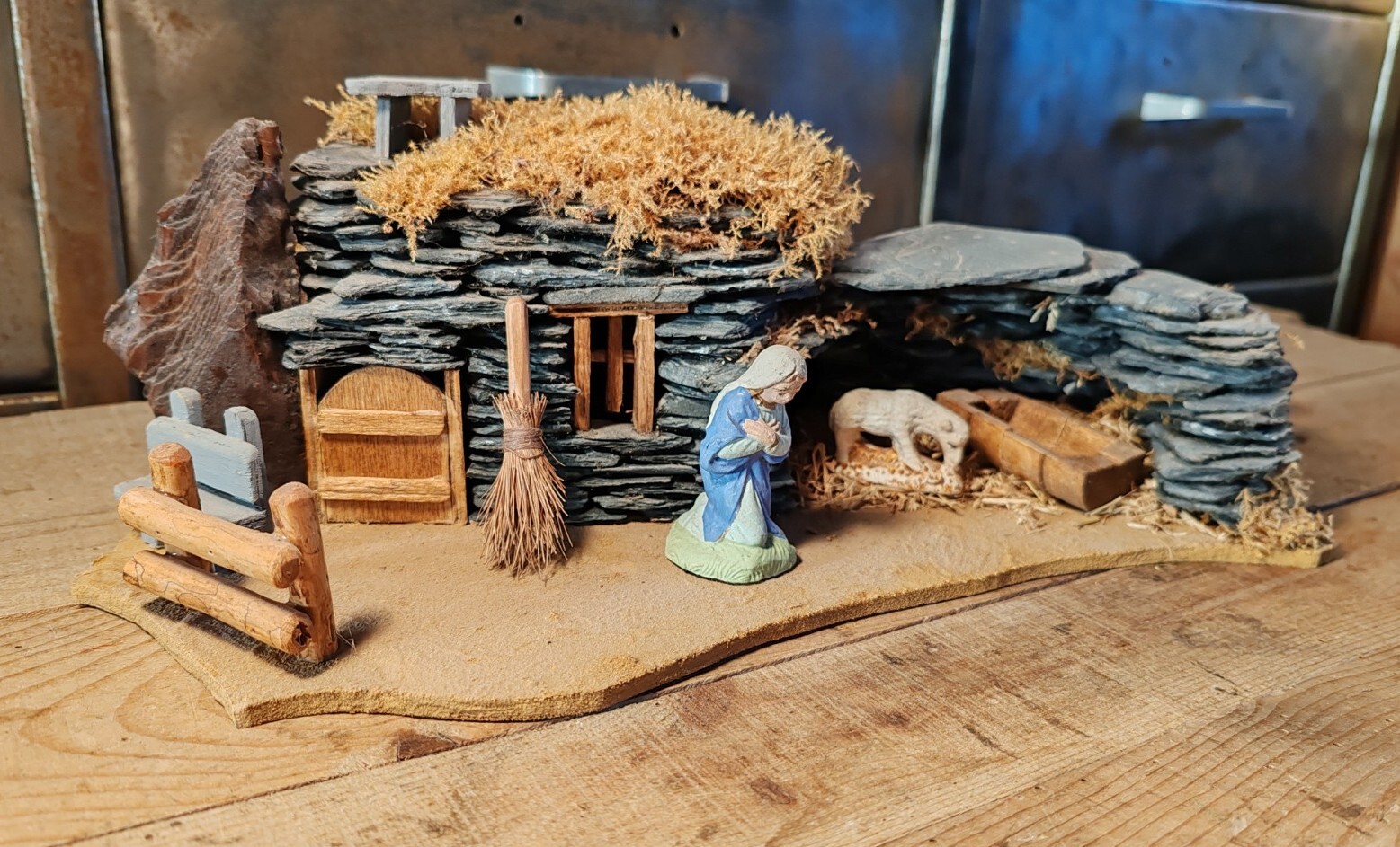 Crèche de Noël en matériaux naturels 32 cm pour une décoration de table chaleureuse
