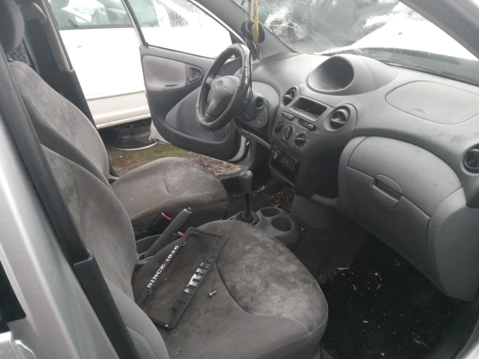Used Rear Left Door Assembly Rear Side fits: 2002 Toyota Echo L. w/o moulding ma - Image 4 of 4