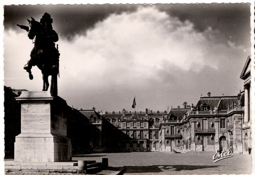 7 RPPC, 1940'S LE CHATEAU DE VERSAILLES, FRANCE. LA COUR DE MARBRE - Picture 2 of 3