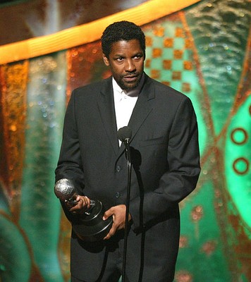 Denzel Washington received awards Outstanding Outstanding Support- 2003 Photo