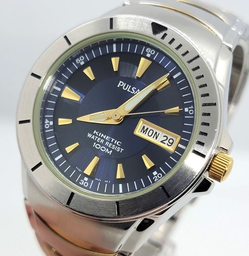 PULSAR YT58-0A20 Herren Quarz Kinetic Uhr Tag Datum blaues Zifferblatt NEU KONDENSATOR - Bild 5 von 11