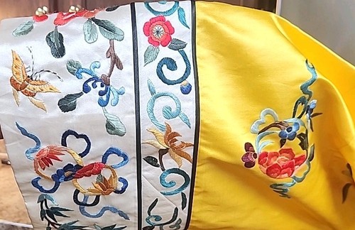 Vintage GOLDEN BEE Silk Kimono Chinese Embroidered Yellow Robe Size MEDIUM - Picture 14 of 19