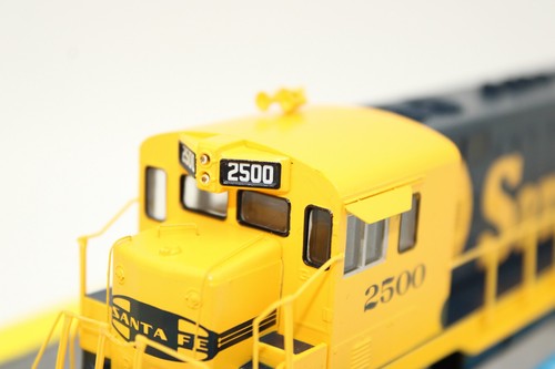 Athearn HO Scale ATSF Santa Fe Warbonnet CF7 Round Cab Locomotive #2500 DCC Rdy - Picture 7 of 13