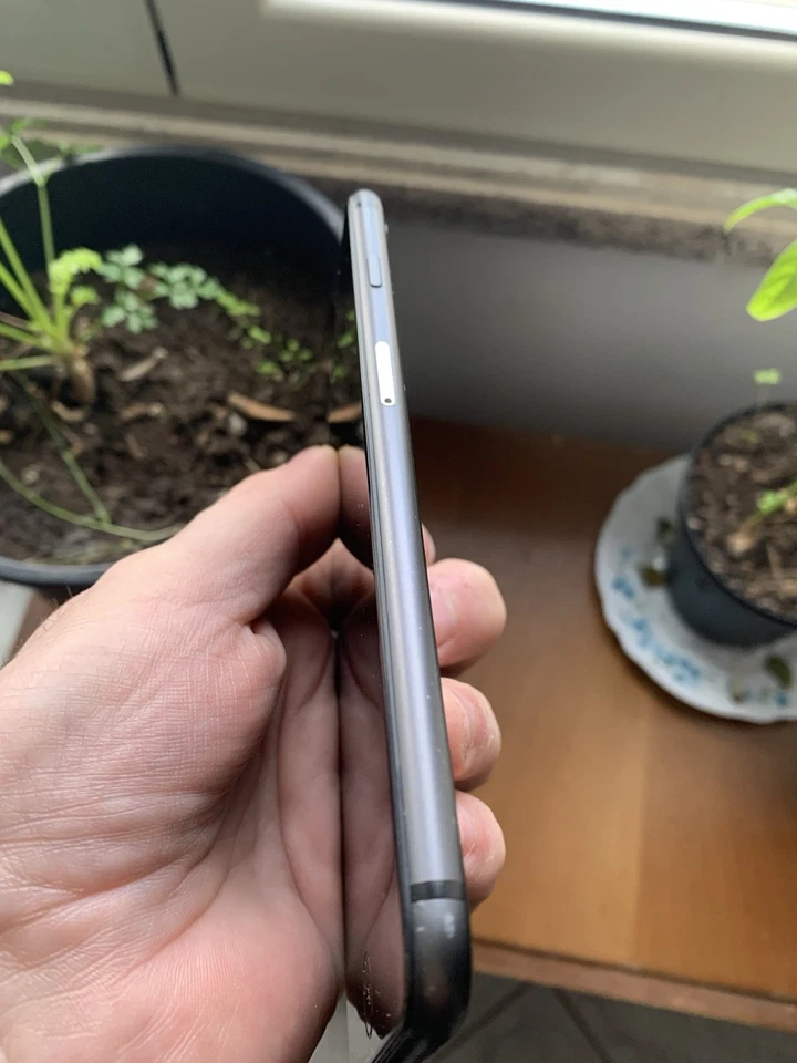 Apple iPhone 8 Plus - 64 GB - Grigio Siderale  (Sbloccato) - Immagine 4 di 4