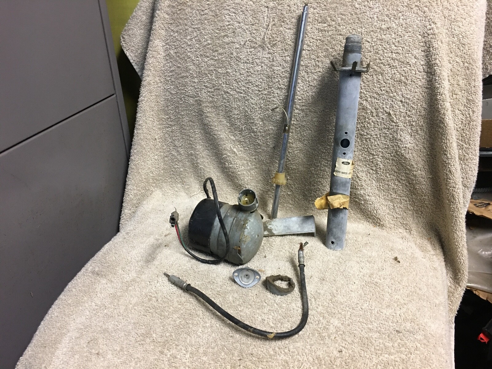 FORD D8VY18850AB 19751979 LINCOLN CONTINENTAL POWER RADIO ANTENNA