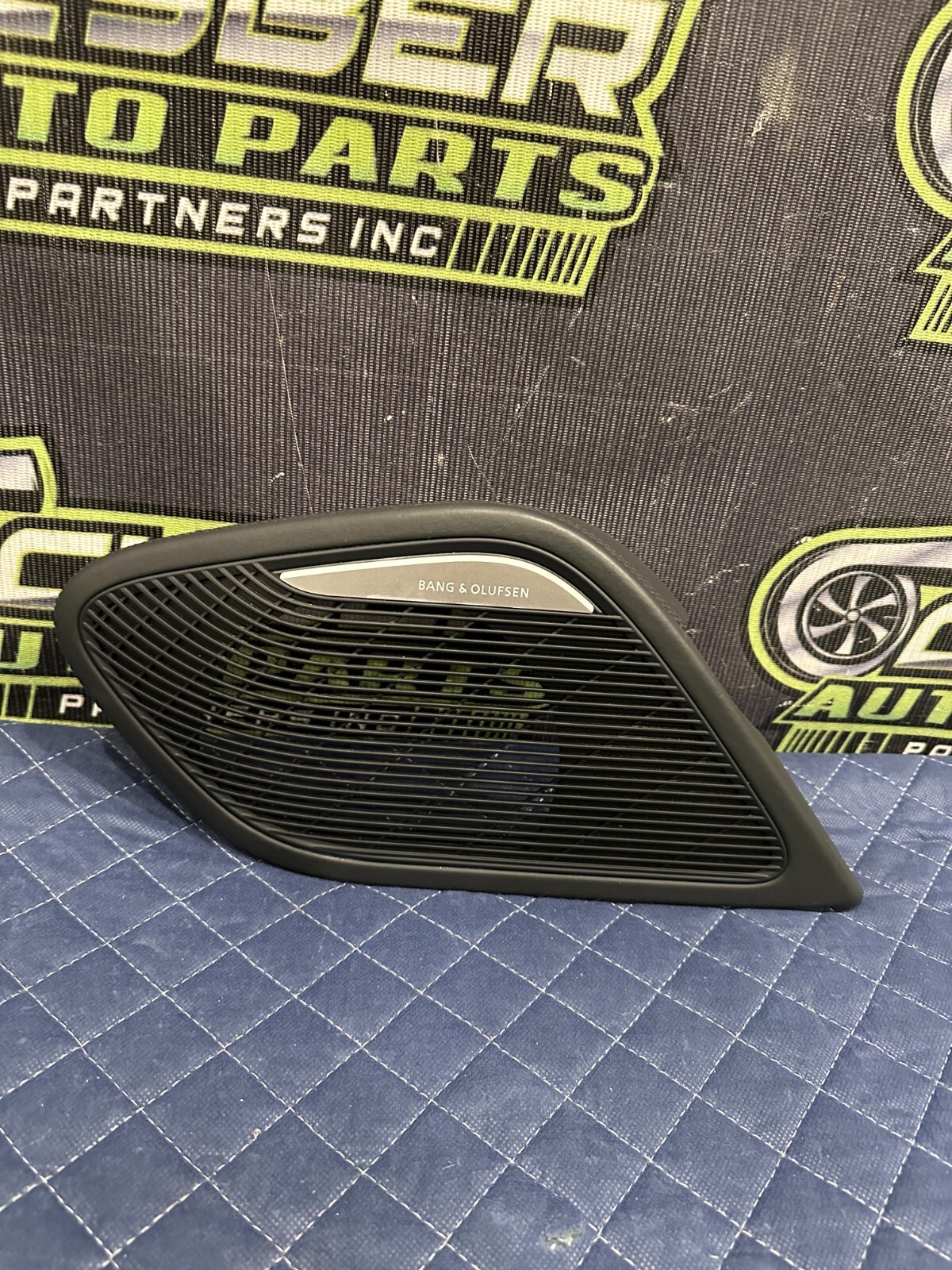 2018 AUDI R8 SPYDER RIGHT BANG & OLUFSEN DOOR SPEAKER COVER TRIM 4S1 868 092 G