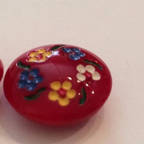 2 Vintage painted flower glass buttons red self shank 3/4" - Picture 7 of 8