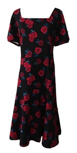 vestido preto com rosas vermelhas
