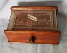ANTIQUE MAHOGANY WOOD BOX CIGARETTE DISPENSER PERSPEX LID ENGRAVED AFRICA EGYPT