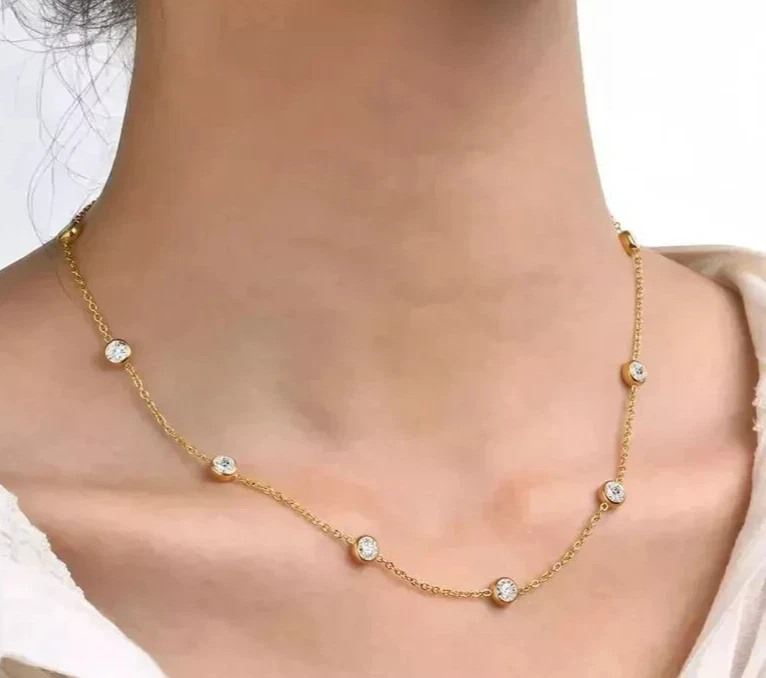 Collana con piccola moissanite rotonda, ciondolo in oro