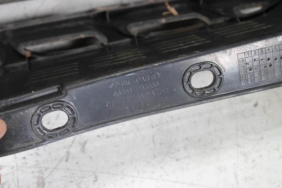 Hyundai Genesis 2010-2012 cupé parachoques delantero radiador rejilla central superior fabricante de equipos originales Foto 4 de 4