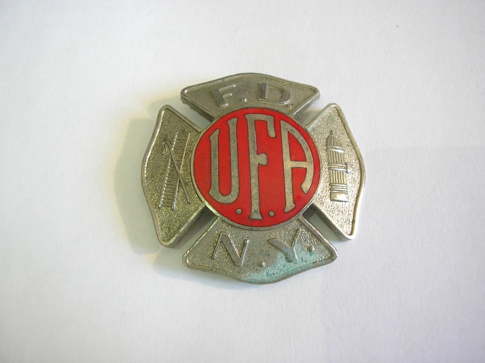 Insignia de incendio de colección FDNY UFA Uniformado Asociación de bomberos Kinney RI Prongs Foto 2 de 4