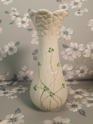 Belleek Keramik 10,5'' Gänseblümchen Kleeblatt Überlauf Vase Gänseblümchen grüne Kleeblätter 