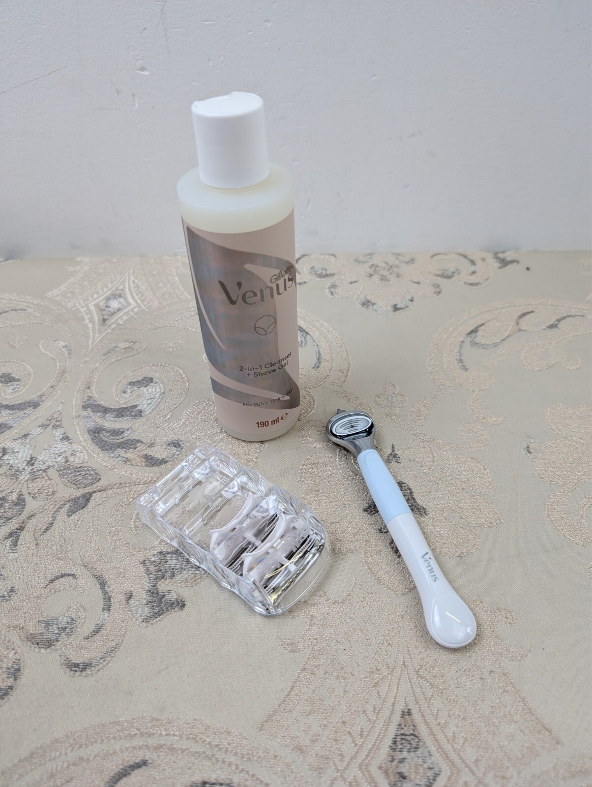 Gillette Venus Women's + 2 Refills + 2in1 Shave Gel and Cleanser 190ml Bundle