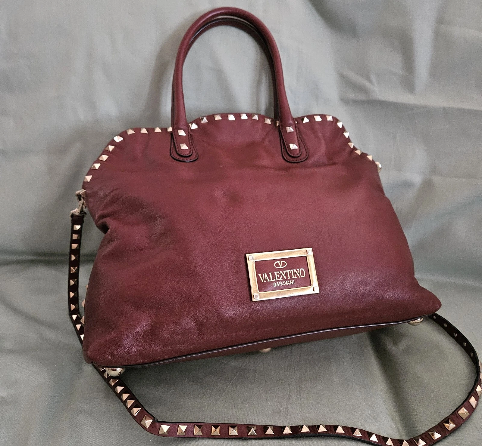 Borsa a tracolla Valentino Garavani in pelle marrone con borchie di design a mano (OTTIMA)