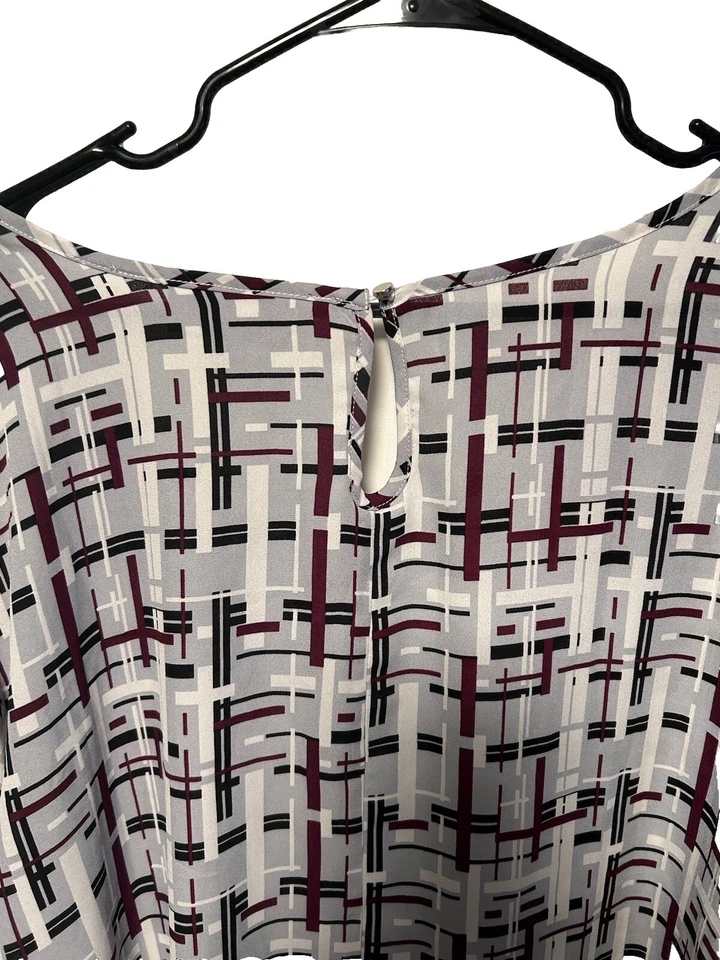 Camiseta deportiva geométrica VIP by Avenue para mujer talla grande 30/32 dobladillo diente de tiburón Foto 3 de 4