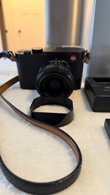 Leica Q (116) 28mm f/1.7 Digital Camera - Black w/Arte di mano case & strap
