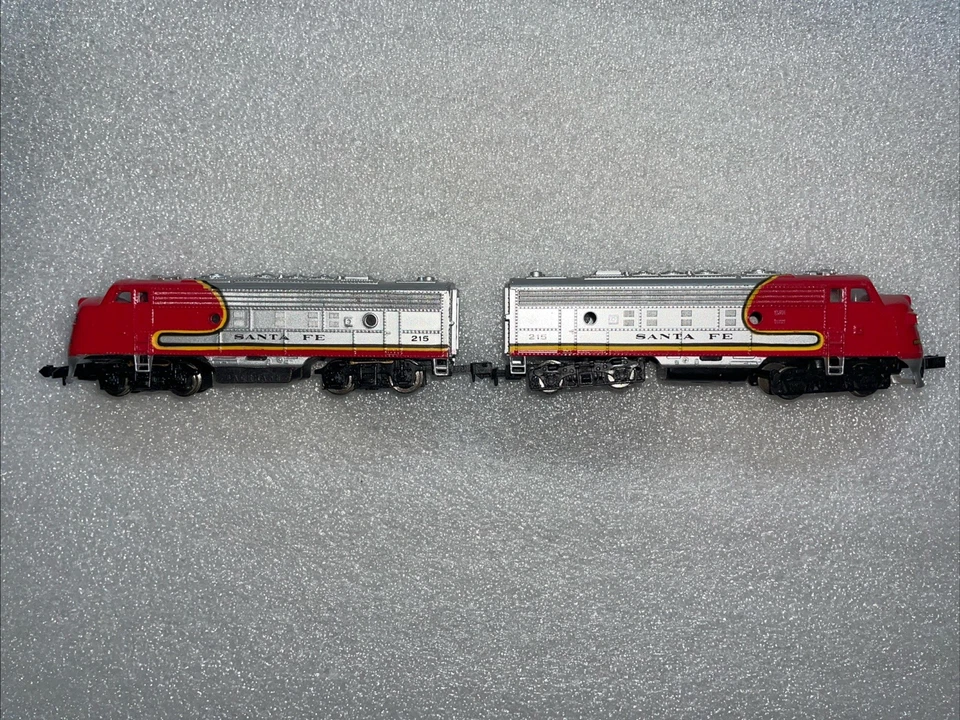 Bachmann N Scale ATSF F7 War Bonnet EMD Powered Locomotive And Dummy Locomotive. - Image 2 of 4