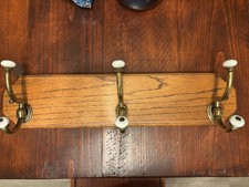 Vintage Wieszak na płaszcz / kapelusz Ścienny Drewniane / mosiężne i porcelanowe haczyki (3) Domek