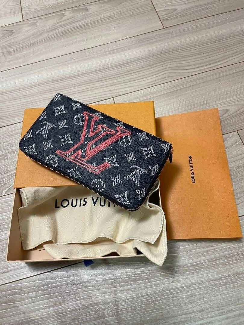 LOUIS VUITTON Authentic Men s Long Round Zipper Wallet Black Leather M62931