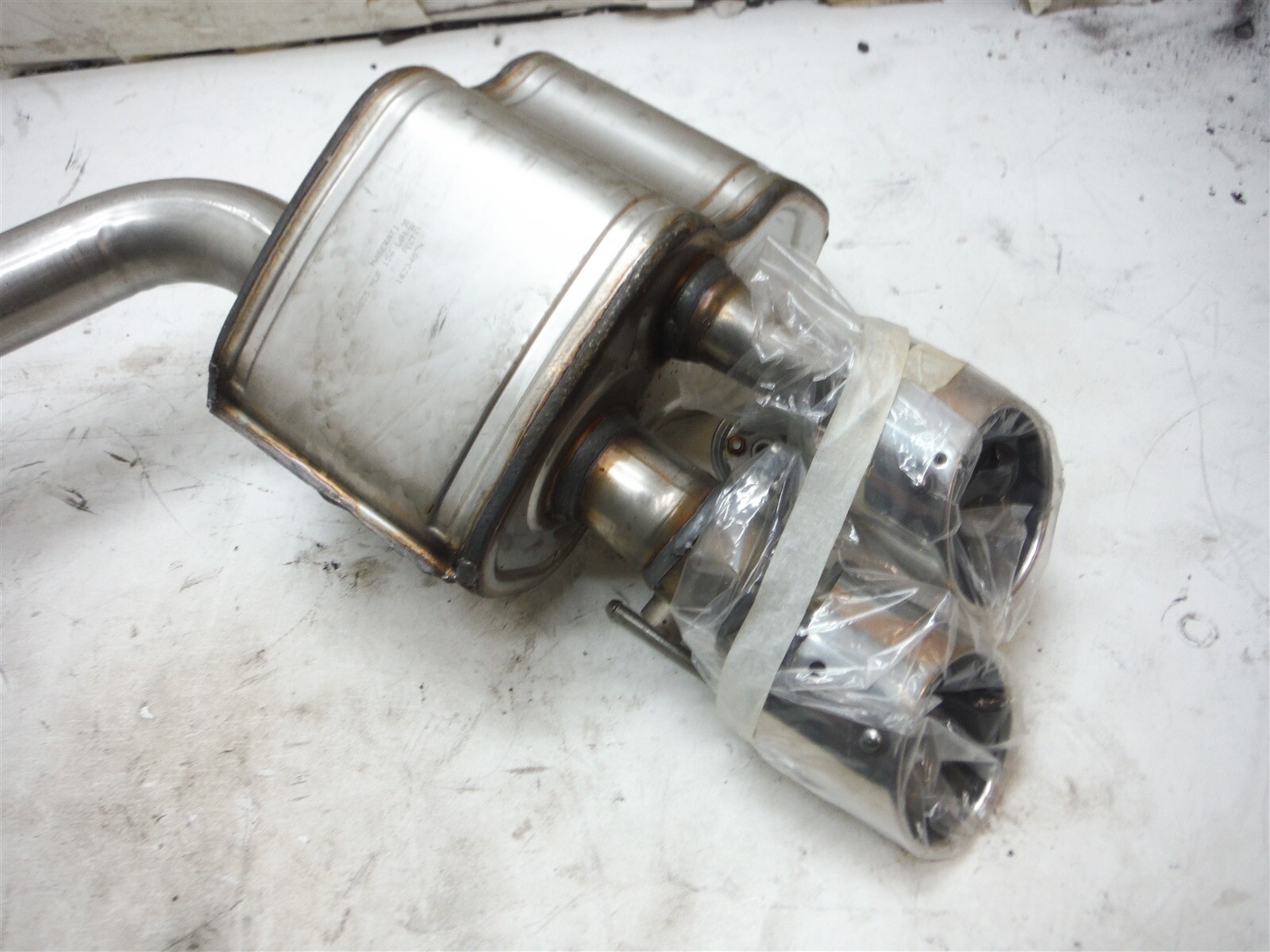 MASERATI GHIBLI DRIVER LEFTREAR EXHAUST MUFFLER WITH PIPE OEM 670030855