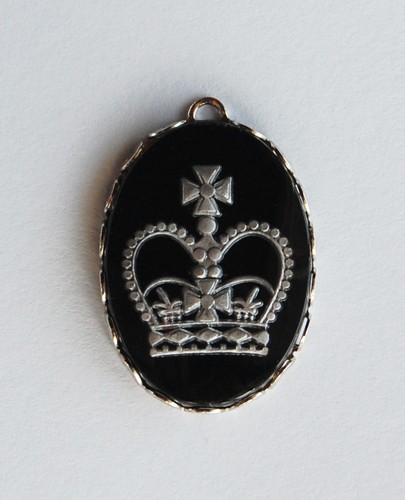 VINTAGE INTAGLIO GLASS PENDANT CROWN OVAL • 25x18mm • BLACK w GOLD CROWN - 第 4/4 張圖片