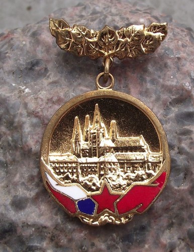 Vintage SCSP Prague Castle St Vitus Cathedral Soviet Czech Friendship Pin Badge - Picture 3 of 4