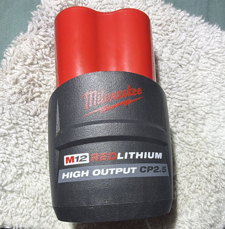 Milwaukee M12 REDLITHIUM HIGH OUTPUT CP2.5 12V 2.5Ah Li-Ion Red 48-11-2425