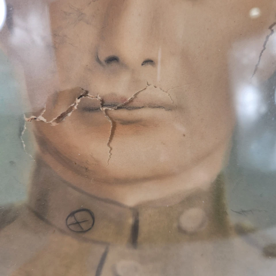 Antiguo marco ovalado de vidrio burbuja soldado uniforme de guerra color madera Foto 4 de 4