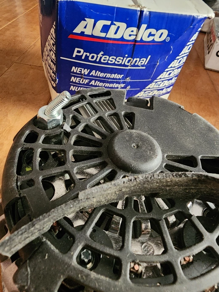 Alternador AC Delco 335-1196 GM # 88878264 Chevy Suburban GMC Yukon algunos daños Foto 4 de 4