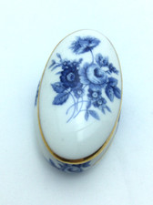 Boîte en porcelaine fine décoration fleurs et or artisanat faite à la main