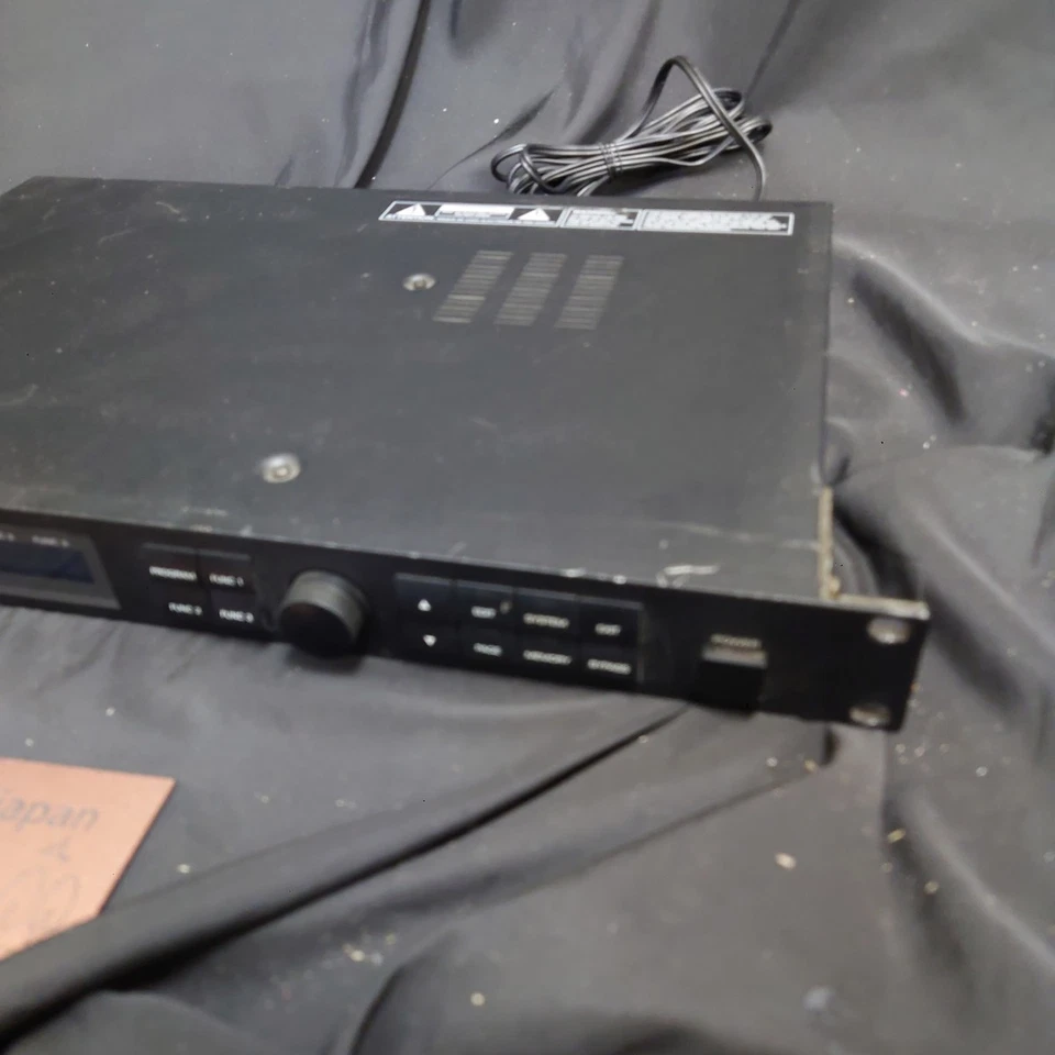 Roland SDE-330 Dimensional Space Delay Digital Rackmount Effects Processor - Image 2 of 4