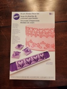 Wilton 19-Piece Hearts Borders Design Press set 