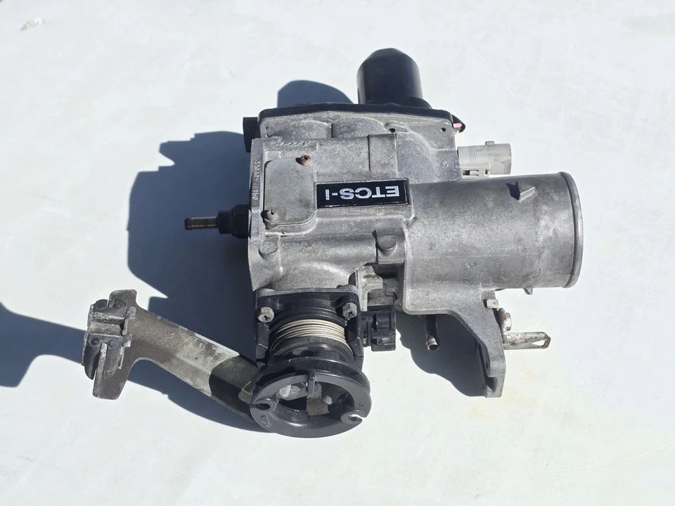 Cuerpo del acelerador de inyección de combustible Lexus GS300 IS300 2000-2004 22030-46220 OEM JDM Foto 3 de 4