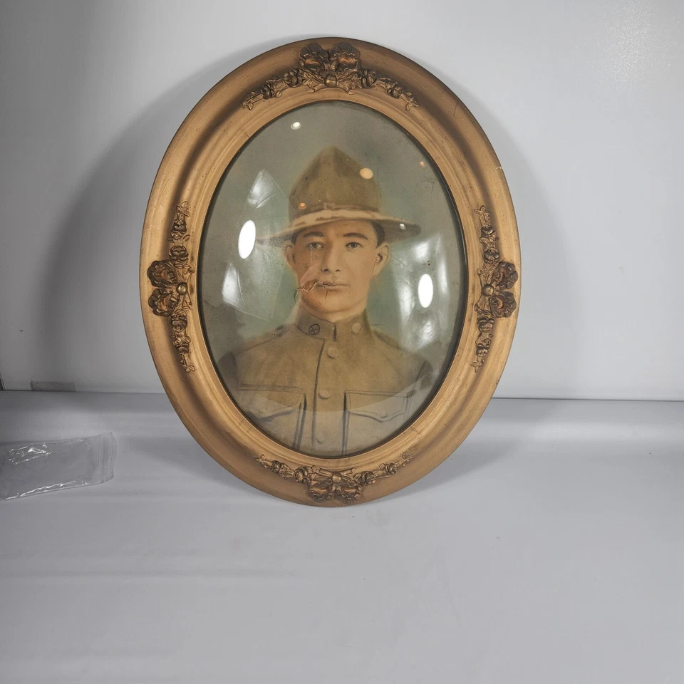 Antiguo marco ovalado de vidrio burbuja soldado uniforme de guerra color madera Foto 2 de 4