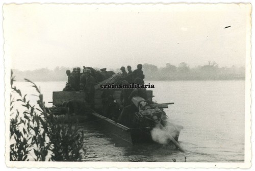 Orig. Foto Vormarsch 72.ID mit Sturmboot über DNJESTR Moldawien Moldau 1941