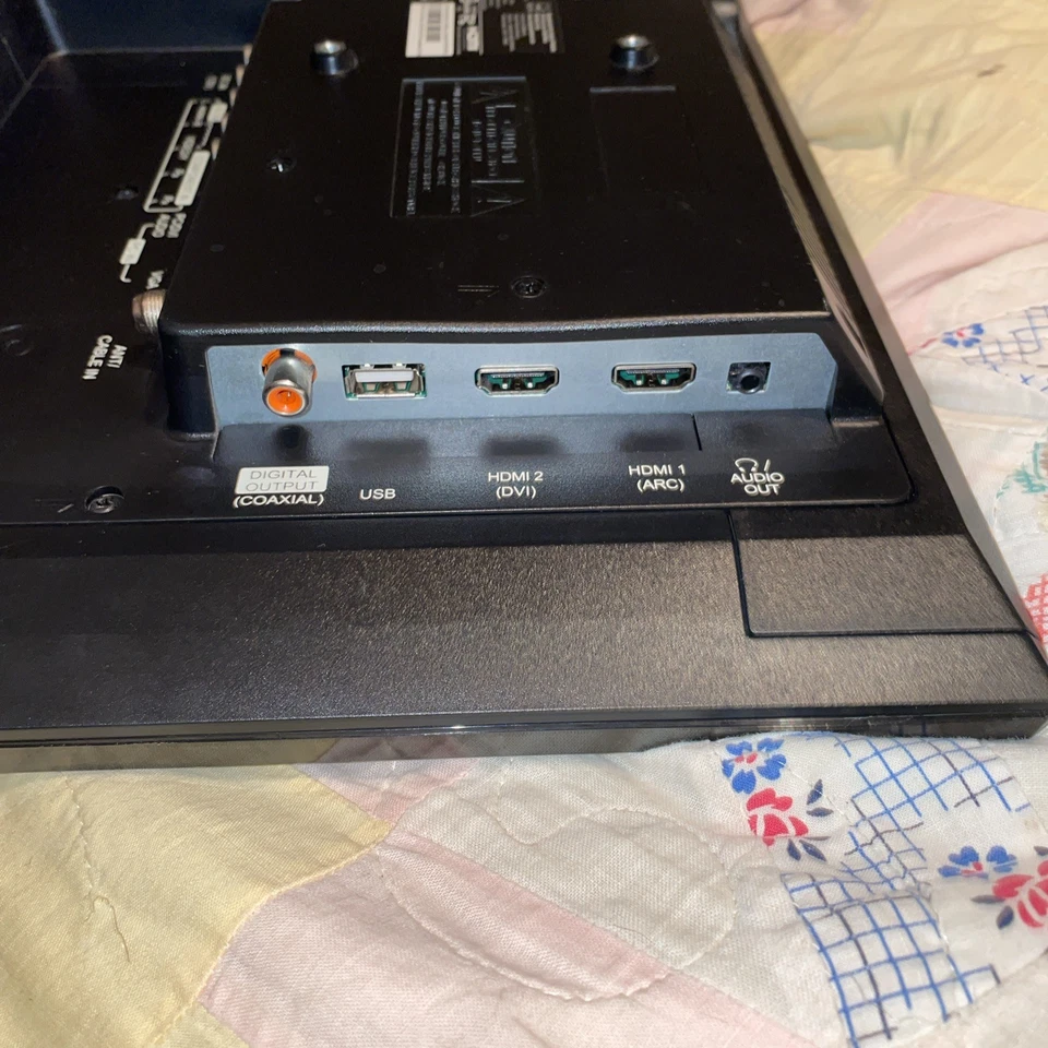 Insignia 19" LED TV NS-19E310NA15  Monitor HDMI USB  - Image 4 of 4