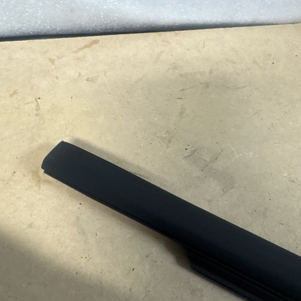 OEM 19-24 Dodge Ram 1500 Rear Door Belt Outer Weatherstrip Right 68285876AE Foto 3 de 4