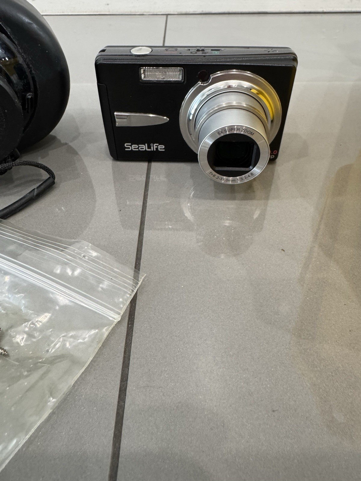 SeaLife DC1000 Digital Underwater Camera With Accessories