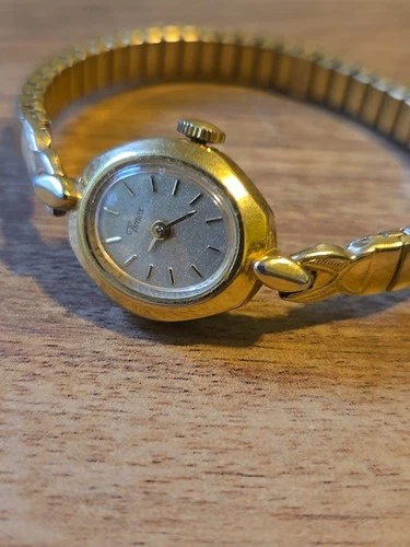 Vintage Timex Wind-up Analog Ladies Watch Beautiful Goldtone