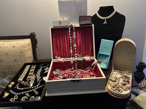 High End Costume Jewelry Mixed Lot Hobe, Miriam Haskell, Schiaparelli Swarovski