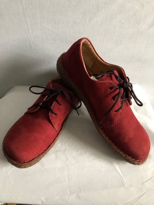born tie shoes