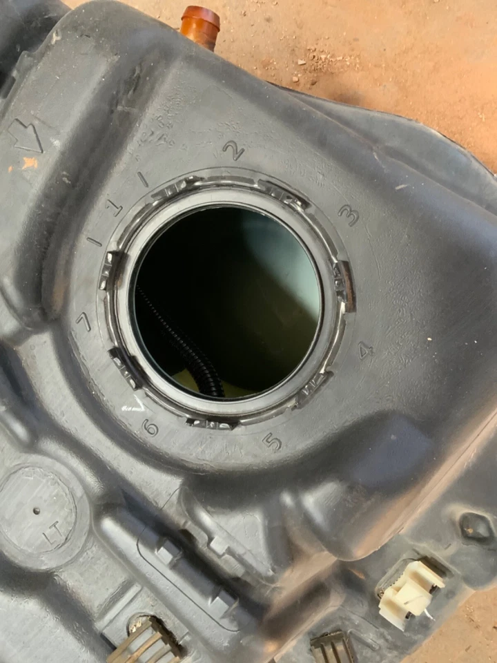 El tanque de combustible usado se adapta a: Kia Sorento SWB Sport 2014 tracción delantera 2,4 Foto 3 de 4